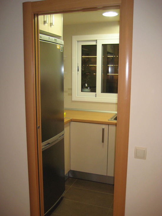 Reforma de cocina pequeña en apartamento de Malgrat de Mar, con puerta corredera Krona