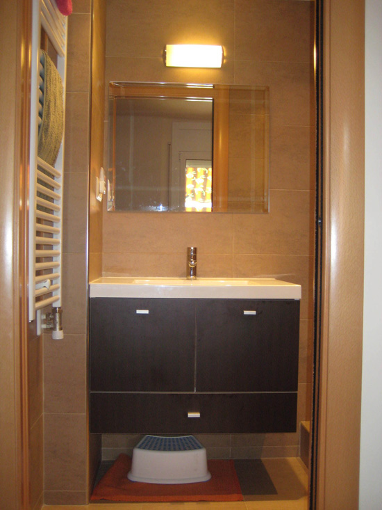 Lavamanos con mueble, marca Badó, instalación de espejo con aplique, colocación de radiador toallolero