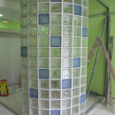 Reforma con pared de pavés en local, con forma curva y piezas de colores
