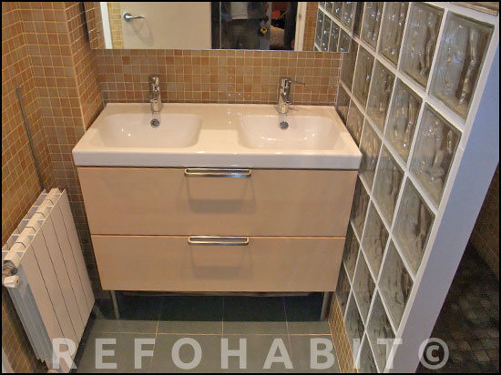 Reforma de baño en Sants con colocación de mueble lavamanos.