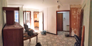 Vista general del salón, recibidor y cocina, antes de la reforma integral de piso.